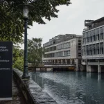 Metz Saulcy : campus universitaire sur l’île du Saulcy, chemin et panneau directionnel