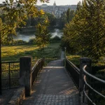 Square du luxembourg metz : passerelle, aire de jeux et Moselle