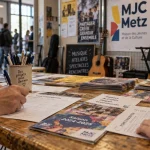 Maison de la culture et des loisirs metz : inscription et ateliers MCL Metz, mains tenant un stylo