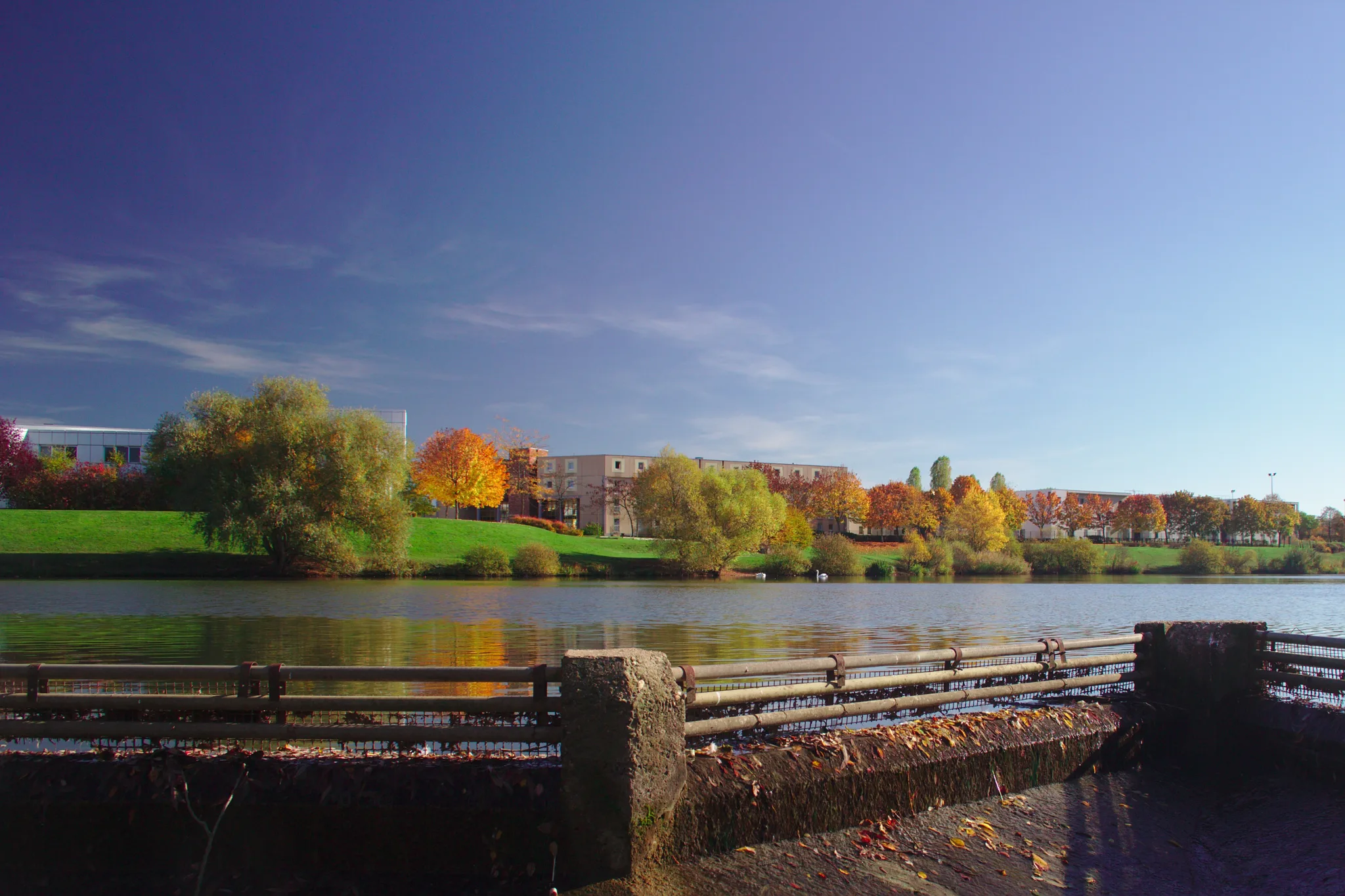 Le lac Symphonie dans le secteur du Technopôle de Metz.